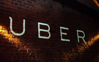 Uber попала в очередной скандал: с компании требуют миллиард