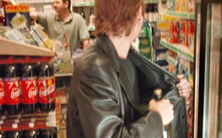 Украинцы за год «вынесли» из супермаркетов товаров на миллиард