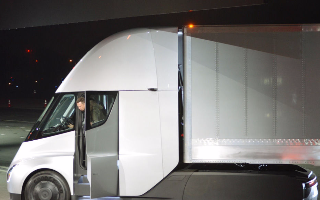 Озвучена цена инновационных электрогрузовиков Tesla