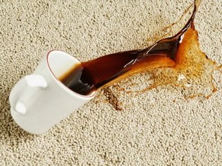 Что делать если пролили на ковёр вино или кофе