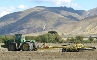 Украина впервые отправила тракторы в Новую Зеландию