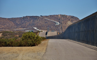 Трамп хочет отделиться от Мексики стеной за 33 миллиарда