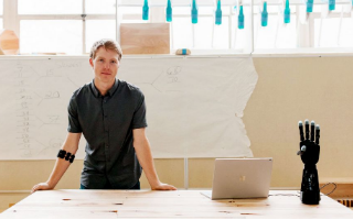 Юный американец создает гениальные протезы на 3D-принтерах