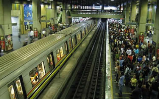 Из-за отсутствия бумаги метро Венесуэлы бесплатно возит миллионы пассажиров