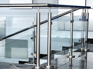 Разновидности и применение стеклянных ограждений