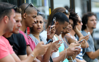 Власти Кубы запустили наконец мобильный интернет