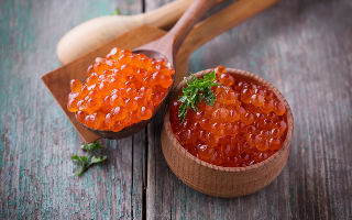 Росрыболовство заявляет о двукратном падении цен на красную икру