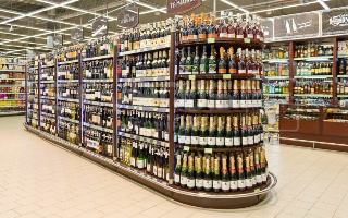 В России предлагают запретить продажу табака и алкоголя в обычных магазинах