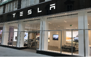 Tesla закрывает розничные магазины и снижает цены на Model 3