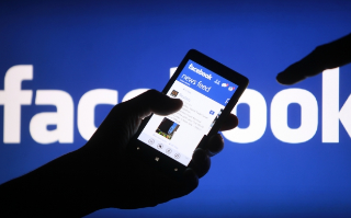 Facebook тестирует опцию для совершения покупок из ленты новостей