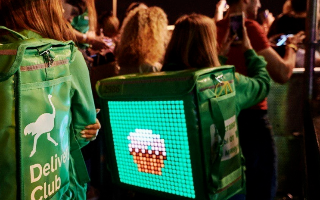 Delivery Club снабдил курьеров рюкзаками с электронными экранами