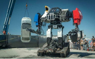 Megabots выставил на продажу своего четырехметрового боеспособного робота