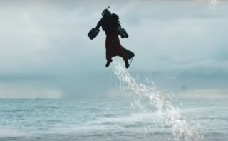 Изобретатель реактивного костюма пролетел над Ла-Маншем