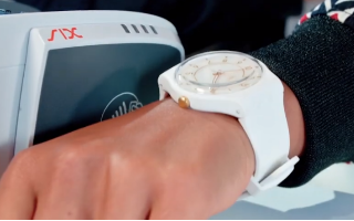 Swatch и Mastercard предлагают россиянам часы с платежным функционалом