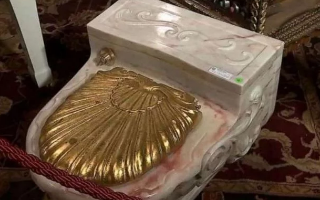 Золотой унитаз Фрэнка Синатры уйдет с молотка