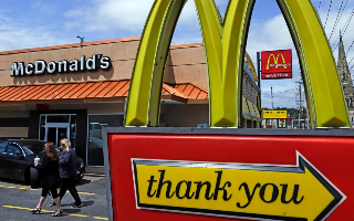 Сеть McDonalds снижает цены для британцев