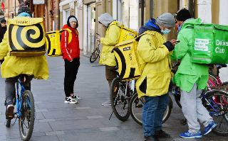 В России в разы вырос спрос на курьеров