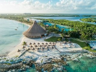 Какими привлекательными качествами выделяется курорт Club Med Cancun Yucatan?