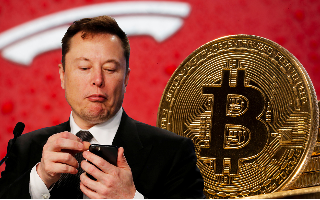 Tesla приостановила продажу электрокаров за биткоины