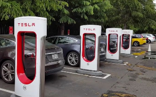 Tesla оснастила зарядными станциями Великий шелковый путь