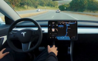 Электрокары Tesla освоили русский язык