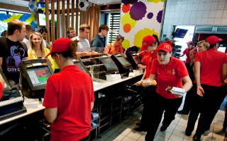 McDonald’s обещает уравнять зарплаты мужчин и женщин