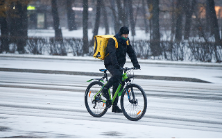 В России предлагают ограничить курьеров в скорости